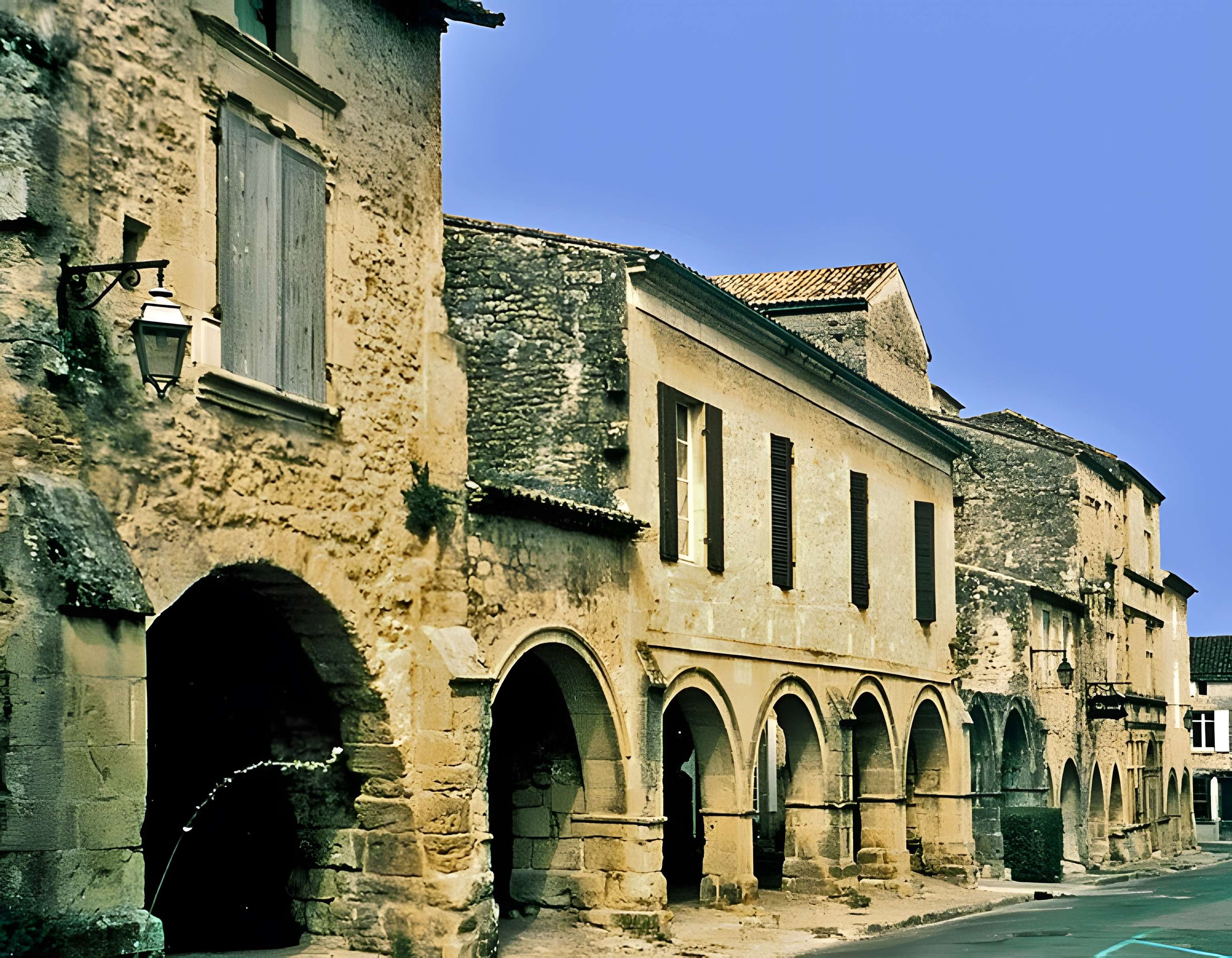 Maisons à arcades, Place du Mercadiou à Saint-Macaire