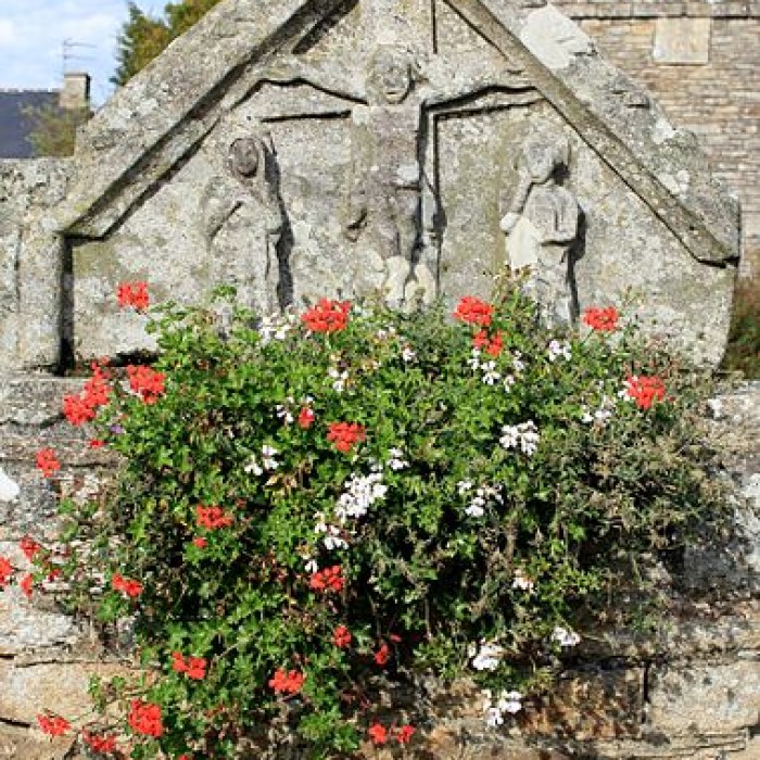 Photo de Calvaire et tympan de Coët-Bugat à Guégon