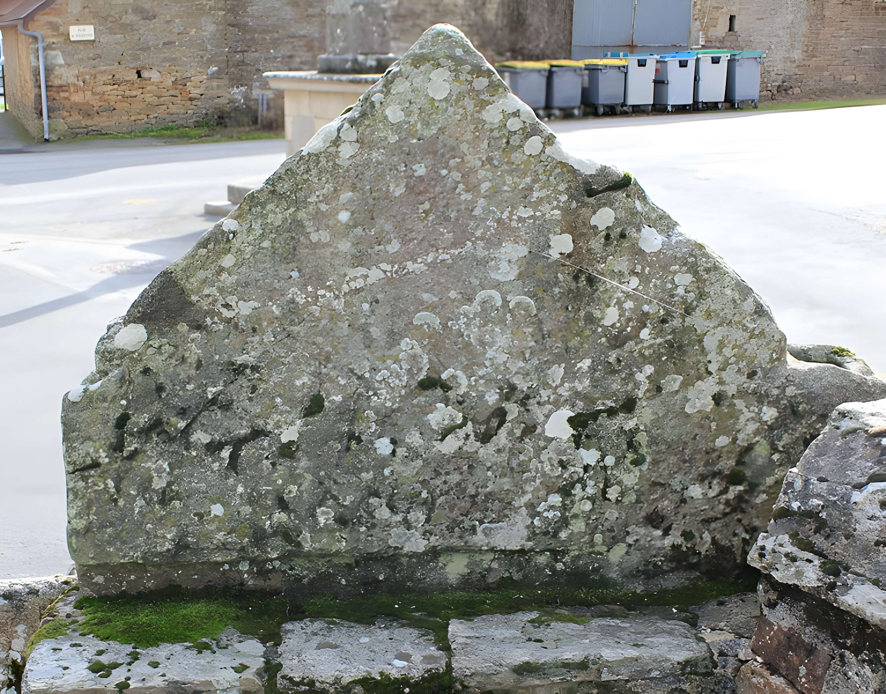 Calvaire et tympan de Coët-Bugat à Guégon