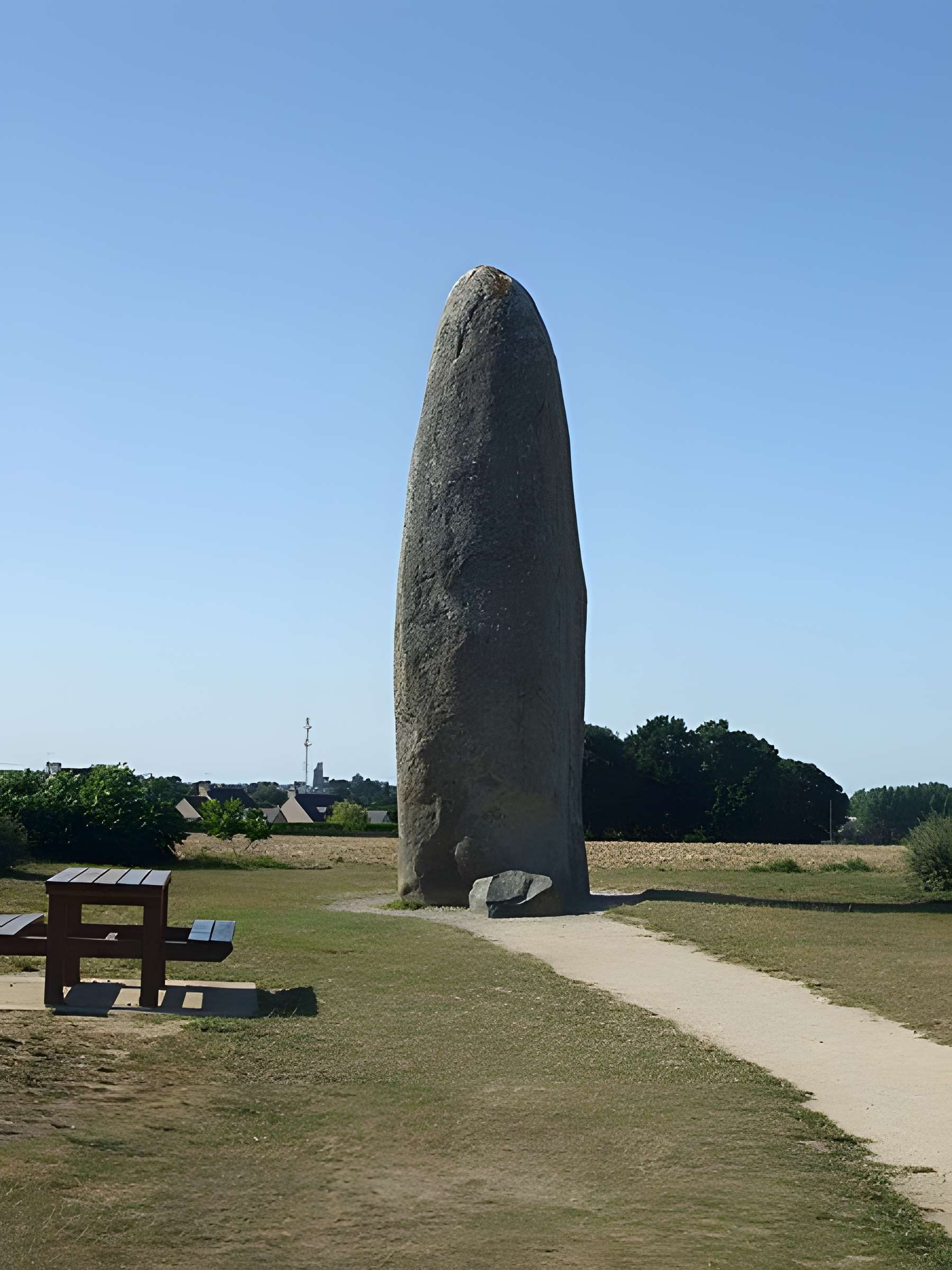 Menhir de Champ-Dolent à Dol-de-Bretagne