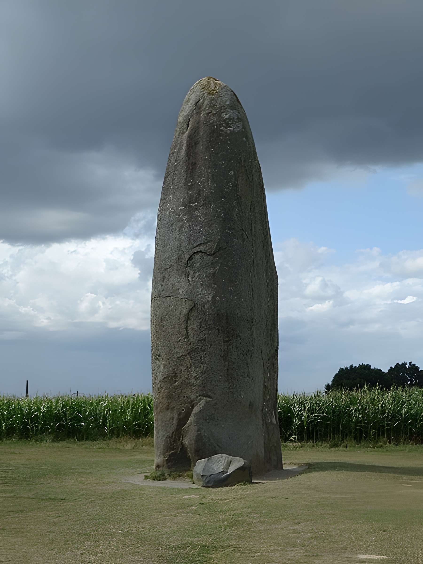 Menhir de Champ-Dolent à Dol-de-Bretagne