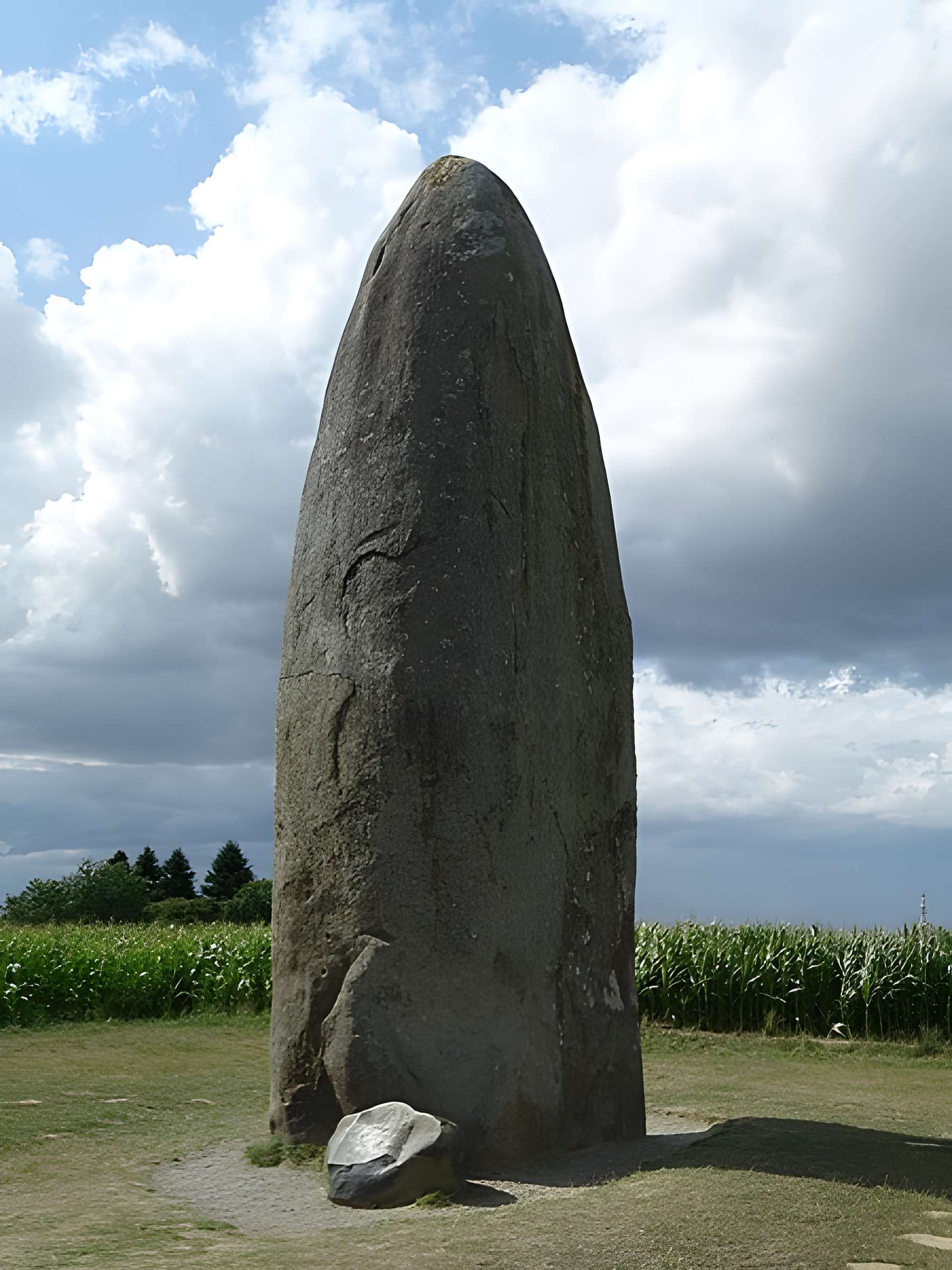 Menhir de Champ-Dolent à Dol-de-Bretagne