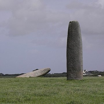 Menhir de Kergadiou à Plourin