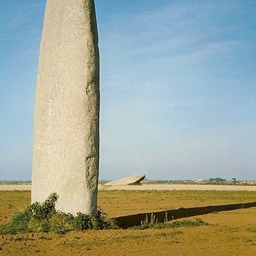 Menhir de Kergadiou à Plourin