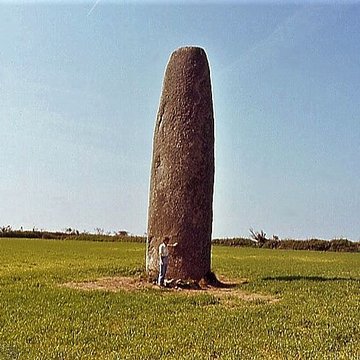 Menhir de Kergadiou à Plourin