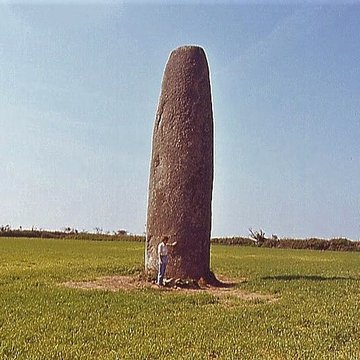 Menhir de Kergadiou à Plourin