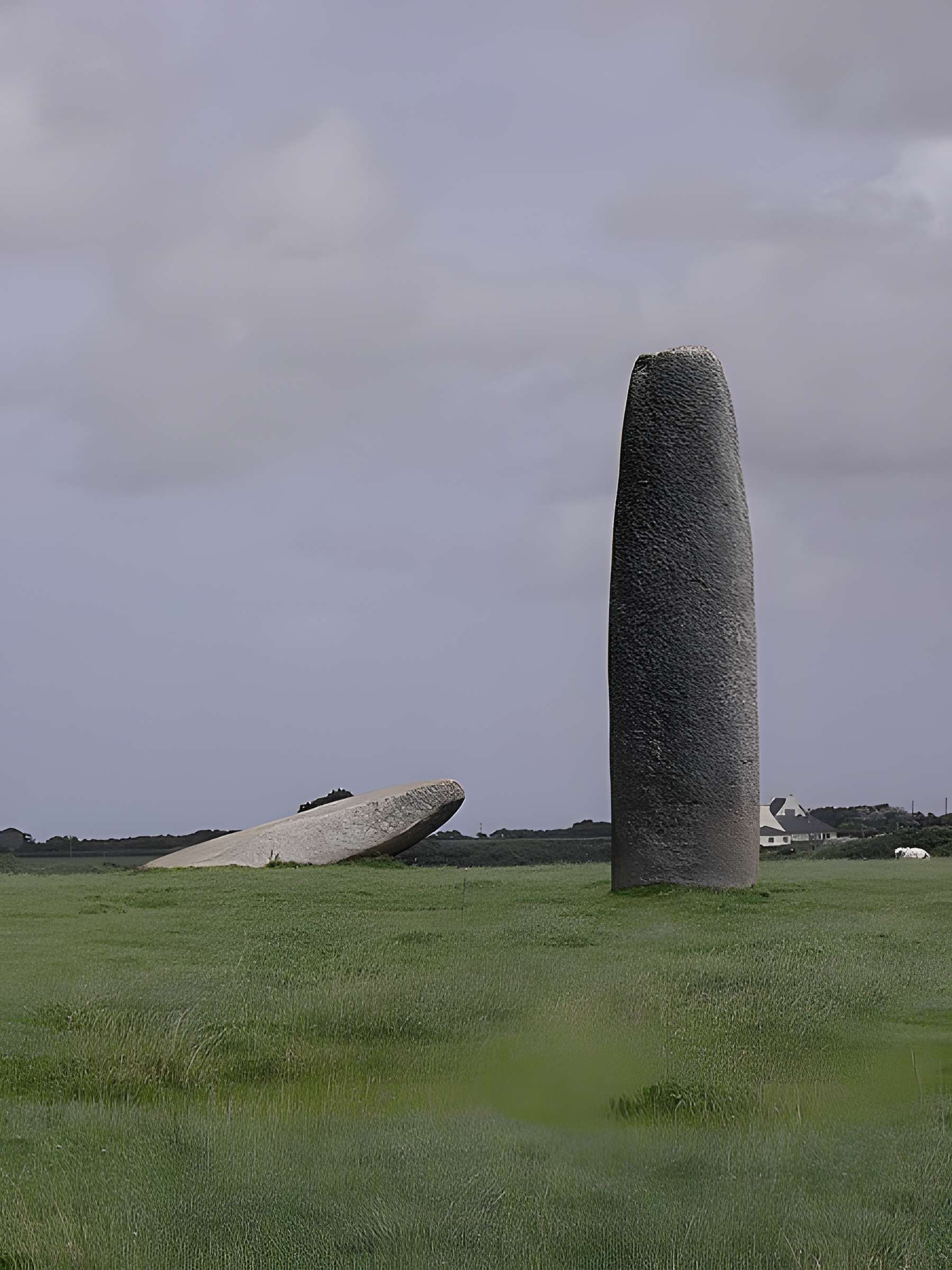 Menhir de Kergadiou à Plourin