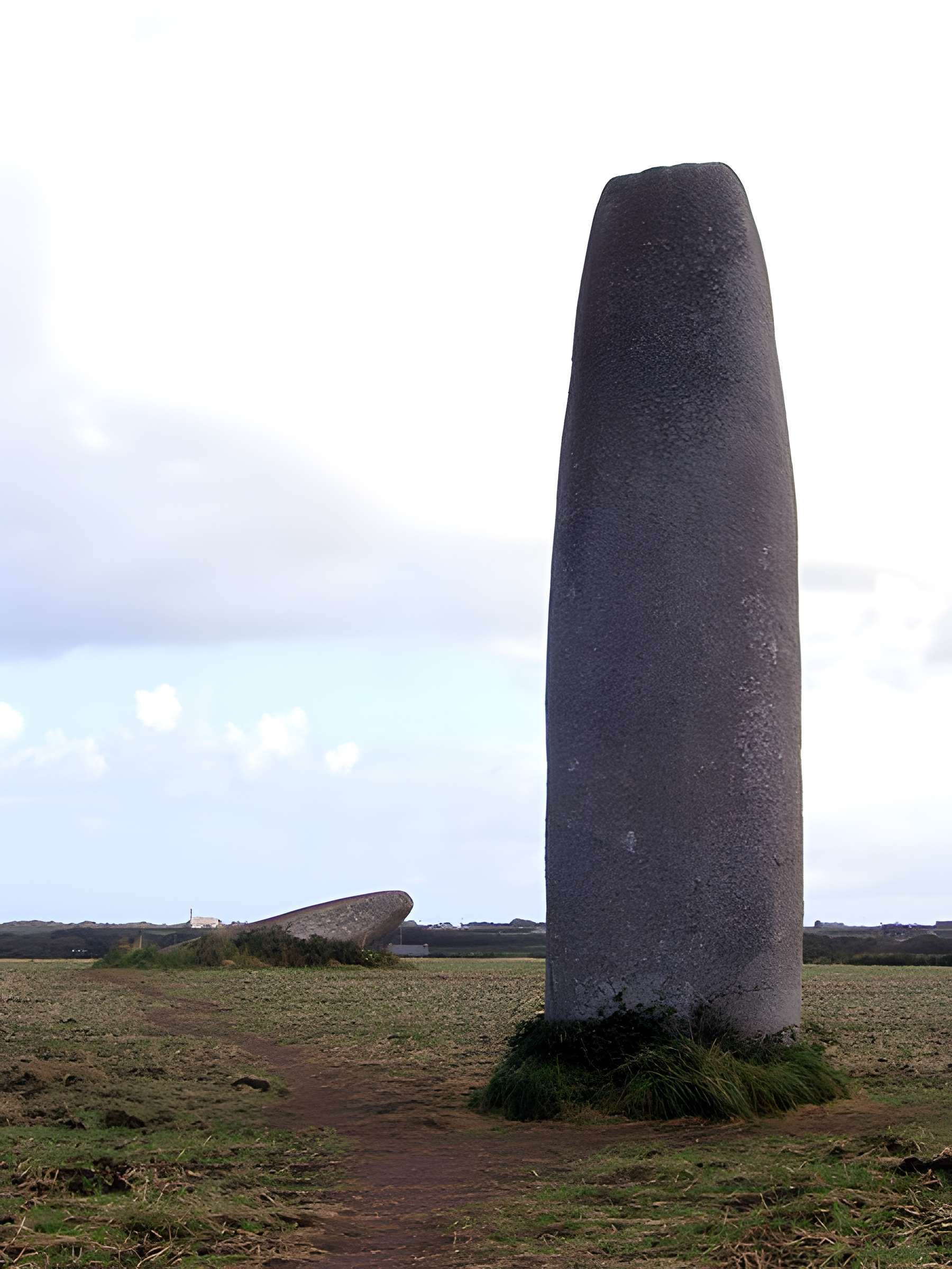 Menhir de Kergadiou à Plourin