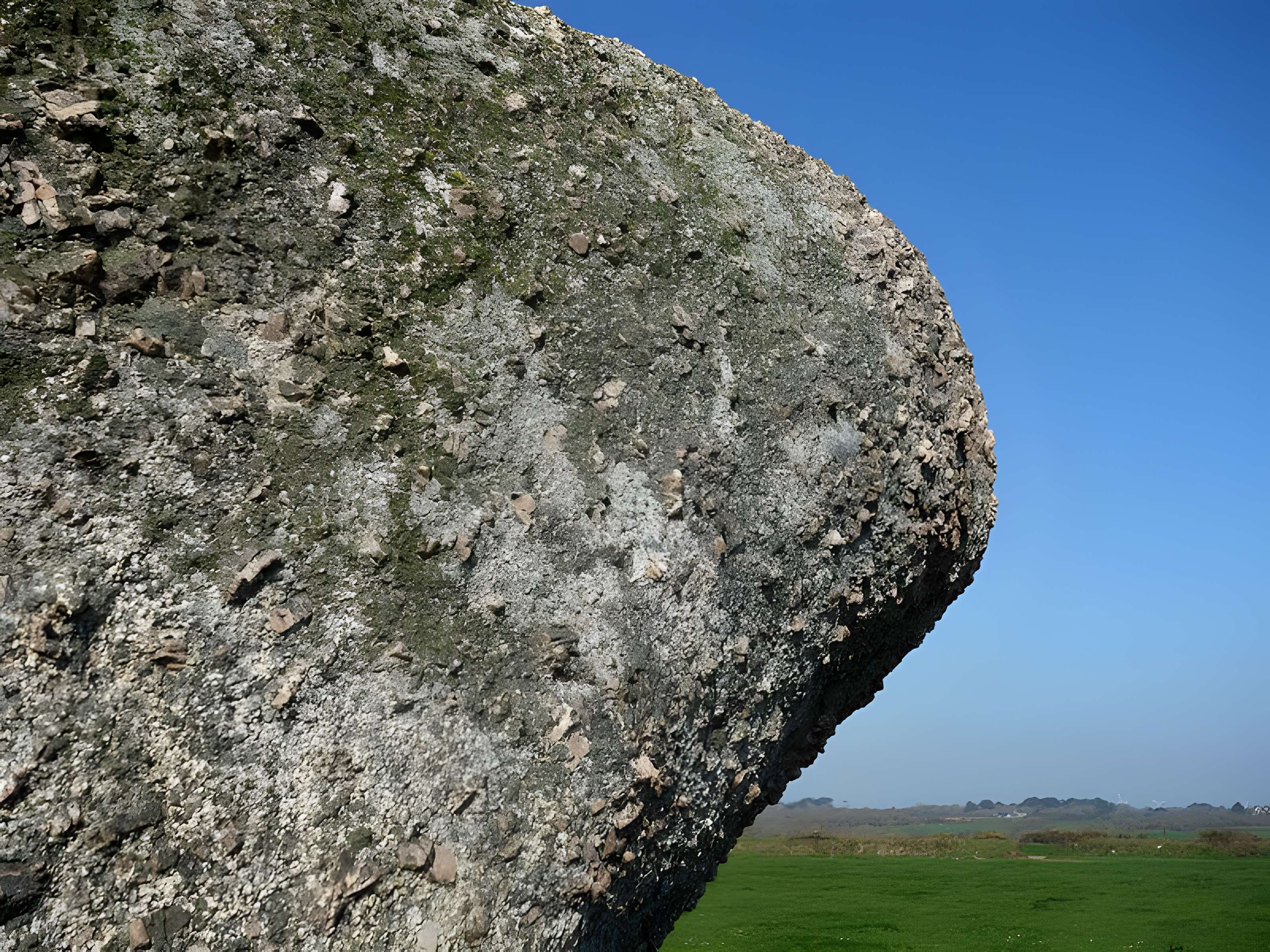 Menhir de Kergadiou à Plourin