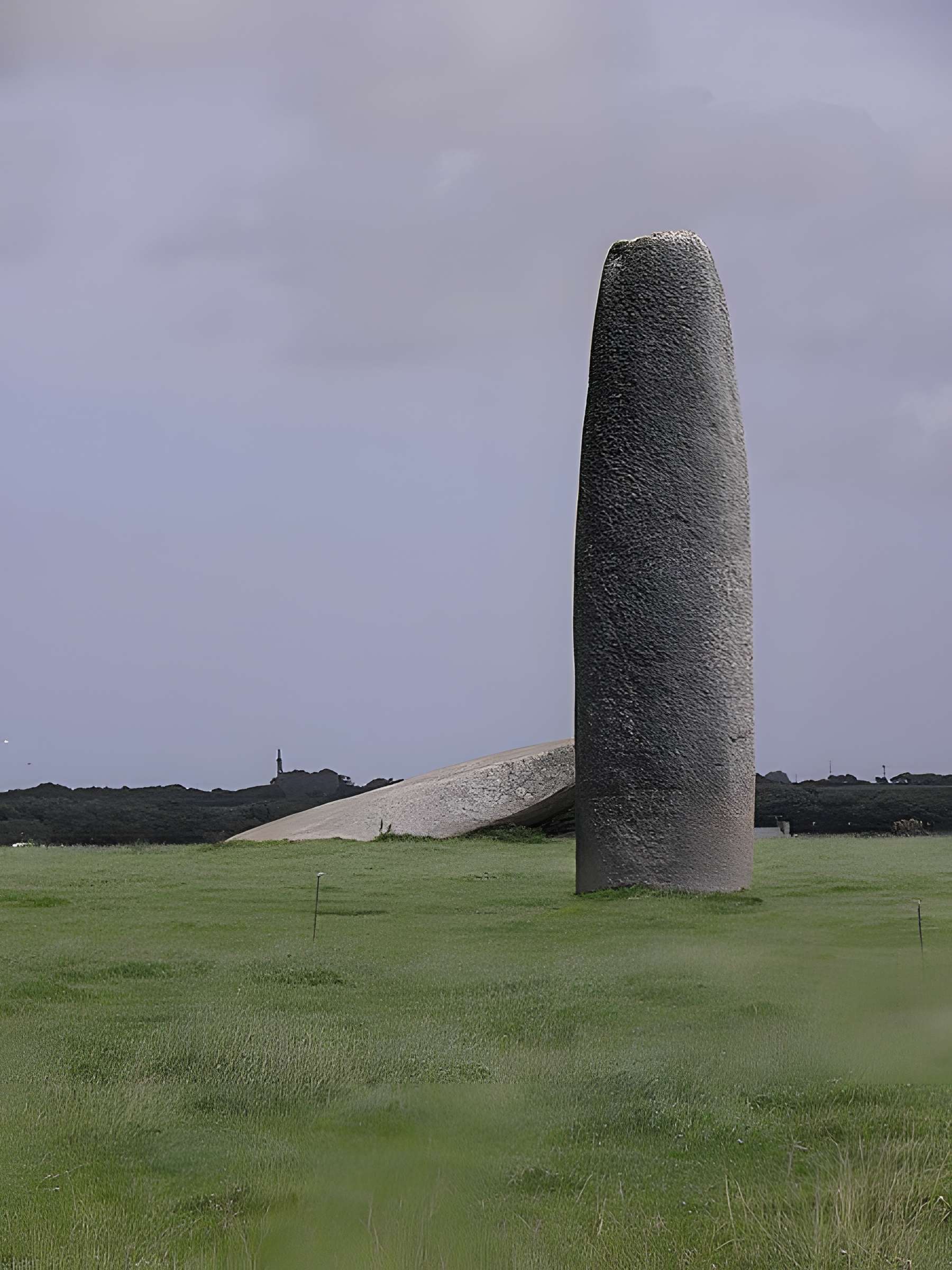Menhir de Kergadiou à Plourin