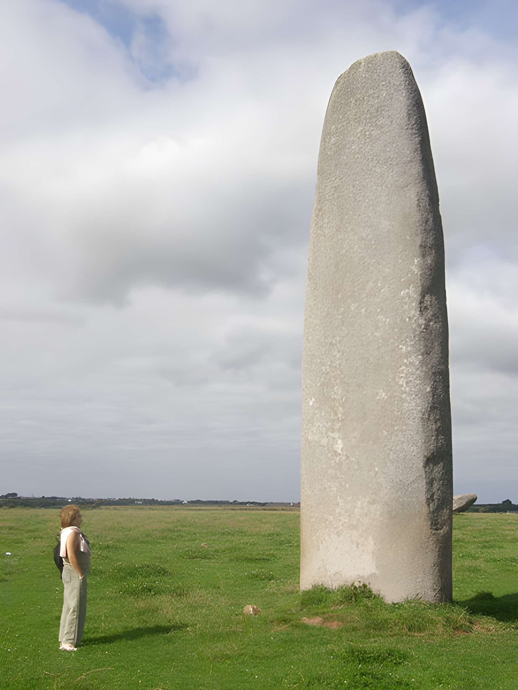 Menhir de Kergadiou à Plourin