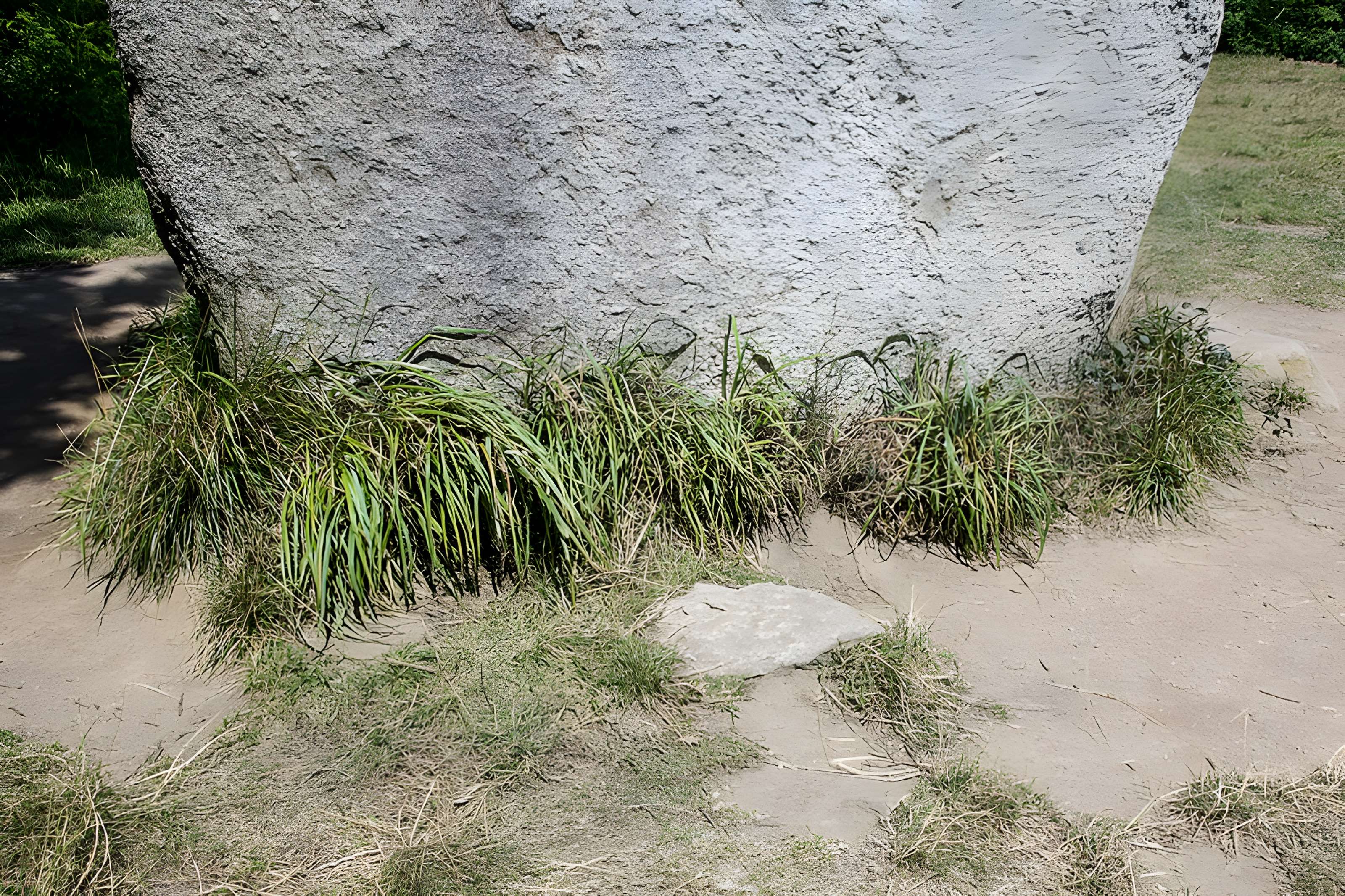 Menhir de Kerveatoux, ou de Kerloas