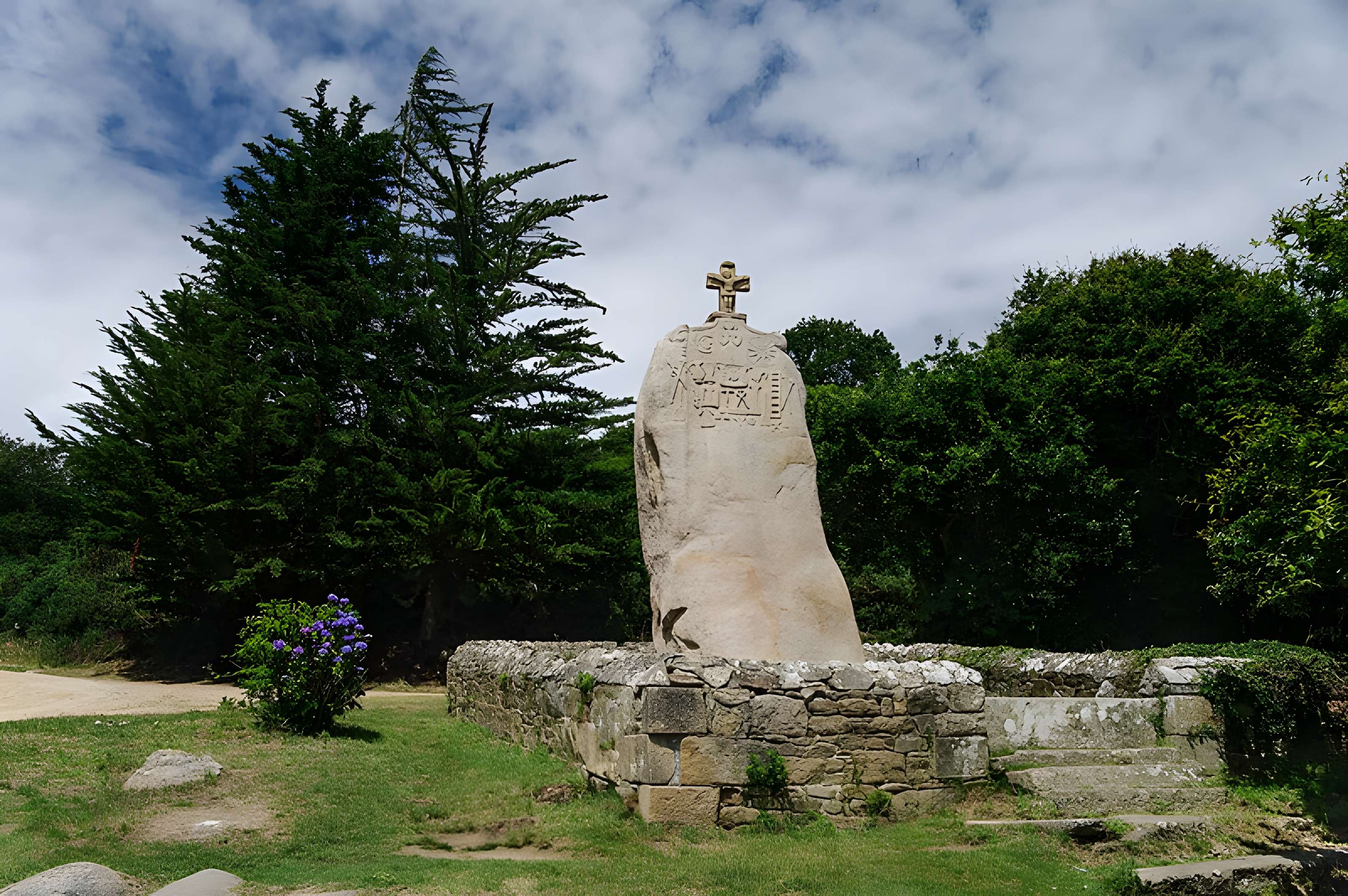 Menhir de Saint-Uzec à Pleumeur-Bodou