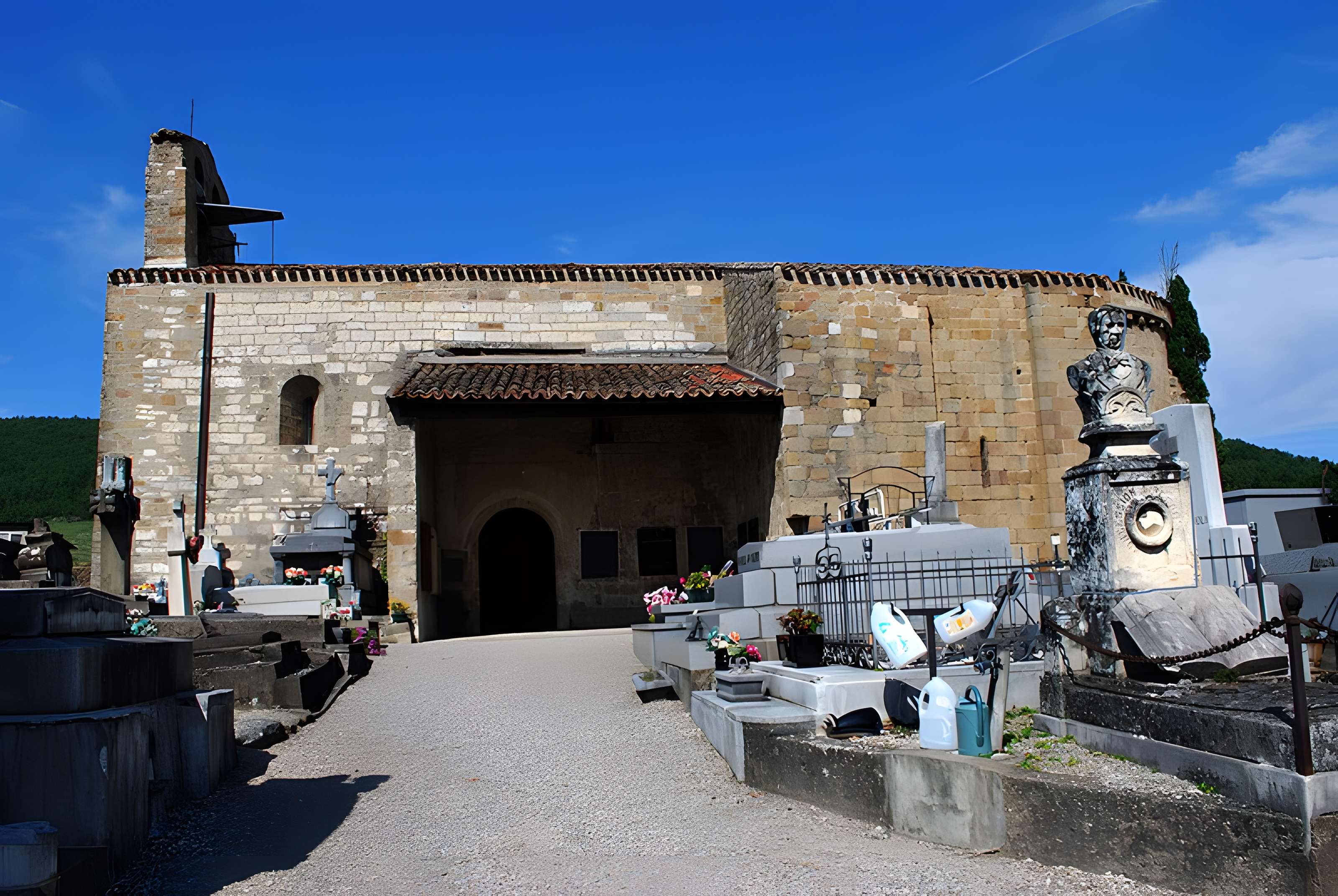 Chapelle du cimetière de Bensa