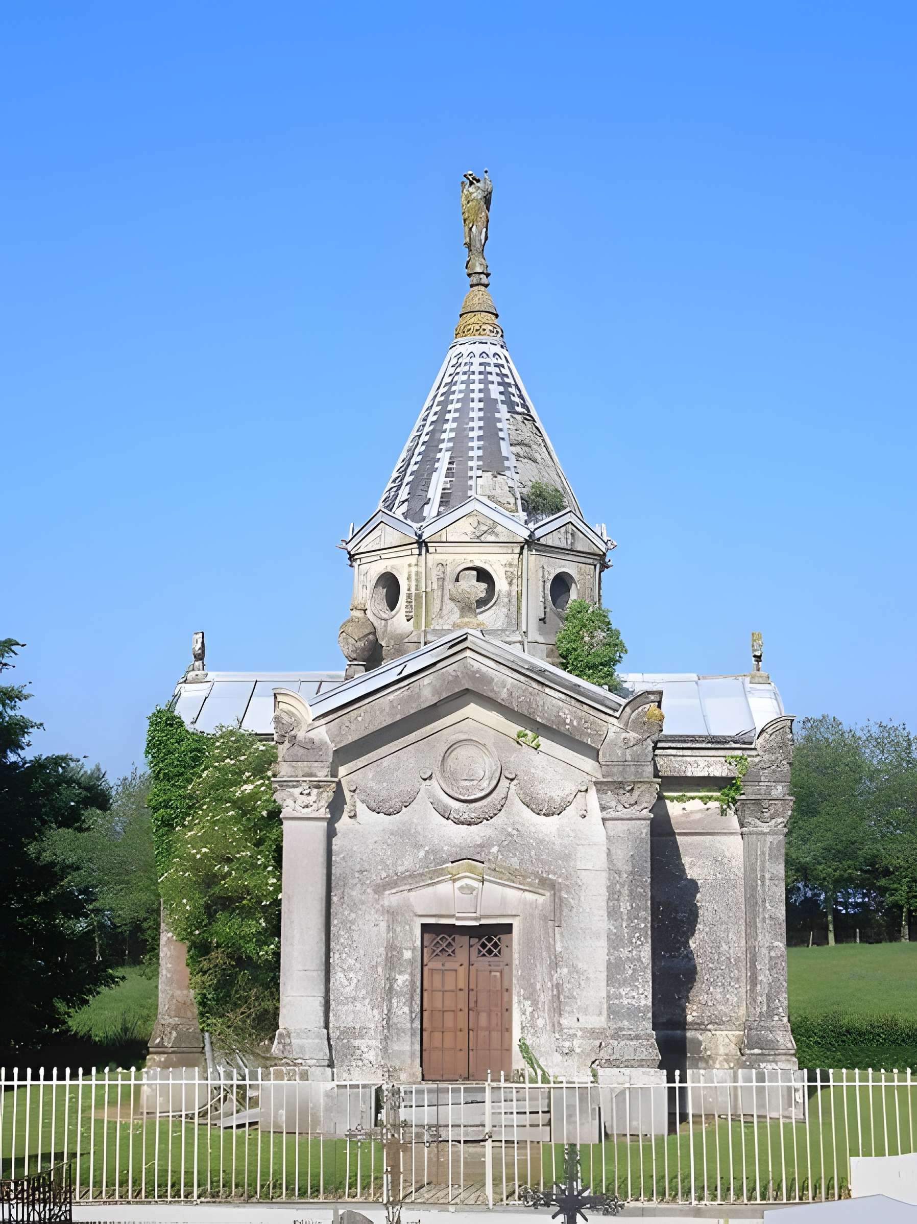 Chapelle funéraire des Longaunay à Dampierre 