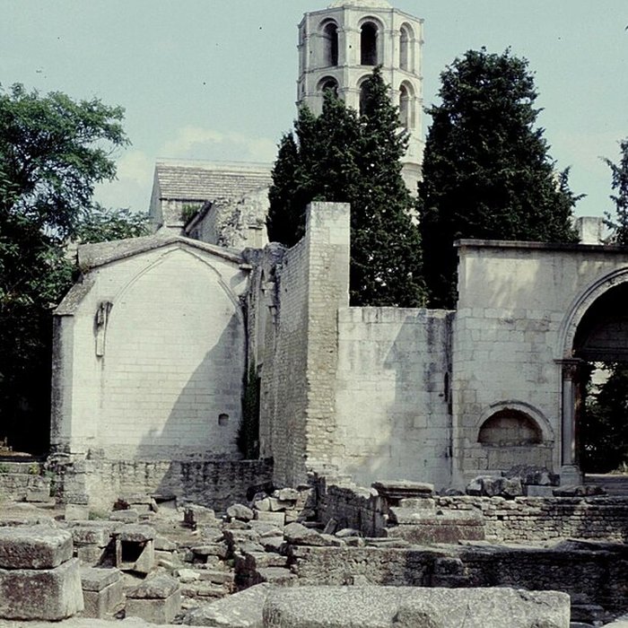 Photo de Nécropole des Alyscamps et Église Saint-Honorat à Arles