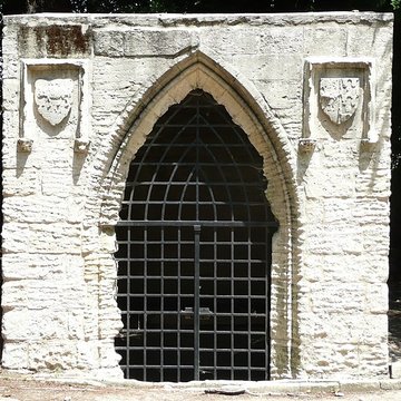 Nécropole des Alyscamps et Église Saint-Honorat à Arles