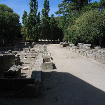 Nécropole des Alyscamps et Église Saint-Honorat à Arles