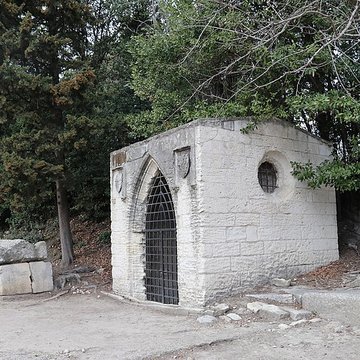Nécropole des Alyscamps et Église Saint-Honorat à Arles