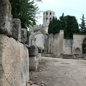 Nécropole des Alyscamps et Église Saint-Honorat à Arles