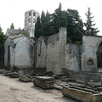 Nécropole des Alyscamps et Église Saint-Honorat à Arles