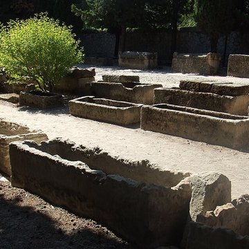 Nécropole des Alyscamps et Église Saint-Honorat à Arles