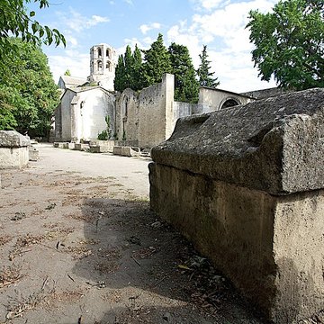 Nécropole des Alyscamps et Église Saint-Honorat à Arles