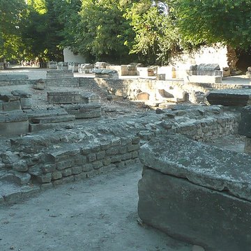 Nécropole des Alyscamps et Église Saint-Honorat à Arles