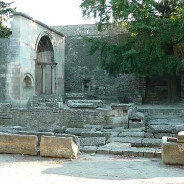 Nécropole des Alyscamps et Église Saint-Honorat à Arles
