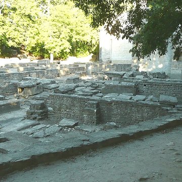 Nécropole des Alyscamps et Église Saint-Honorat à Arles