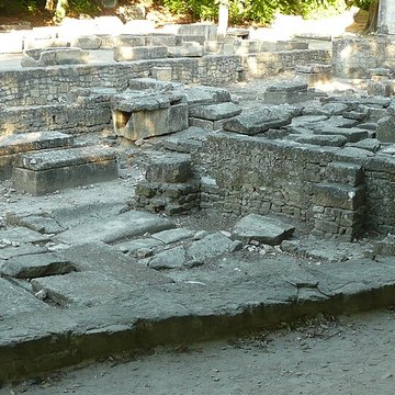 Nécropole des Alyscamps et Église Saint-Honorat à Arles