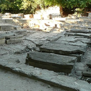 Nécropole des Alyscamps et Église Saint-Honorat à Arles