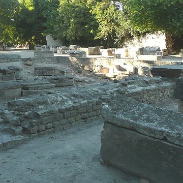 Nécropole des Alyscamps et Église Saint-Honorat à Arles