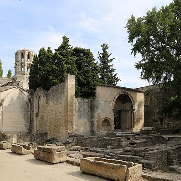 Nécropole des Alyscamps et Église Saint-Honorat à Arles