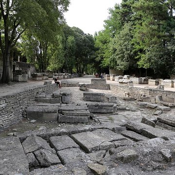 Nécropole des Alyscamps et Église Saint-Honorat à Arles