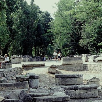 Nécropole des Alyscamps et Église Saint-Honorat à Arles
