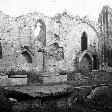 Nécropole des Alyscamps et Église Saint-Honorat à Arles