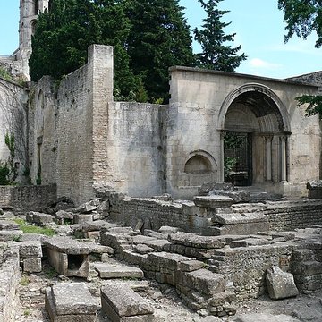 Nécropole des Alyscamps et Église Saint-Honorat à Arles