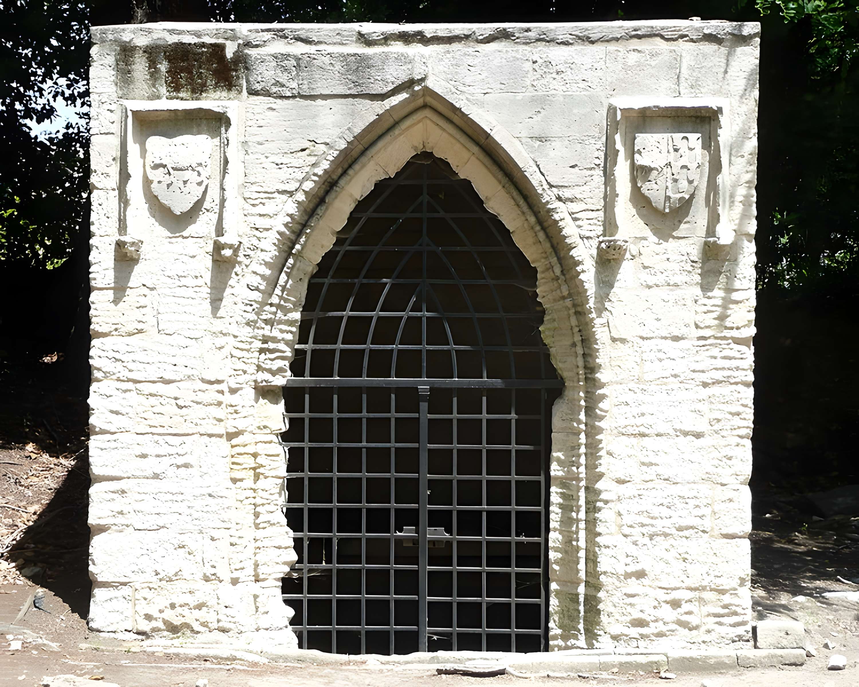 Nécropole des Alyscamps et Église Saint-Honorat à Arles