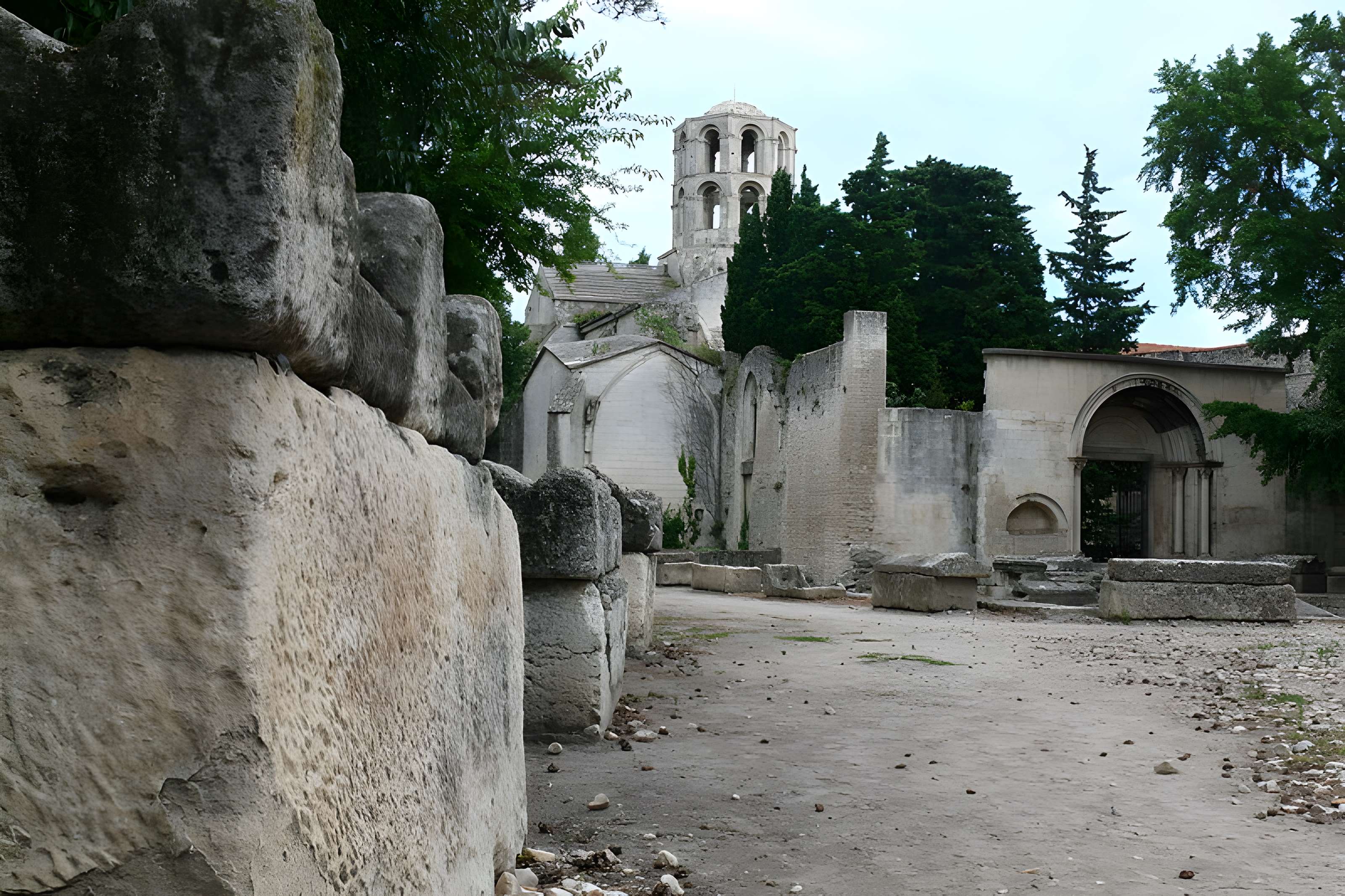 Nécropole des Alyscamps et Église Saint-Honorat à Arles