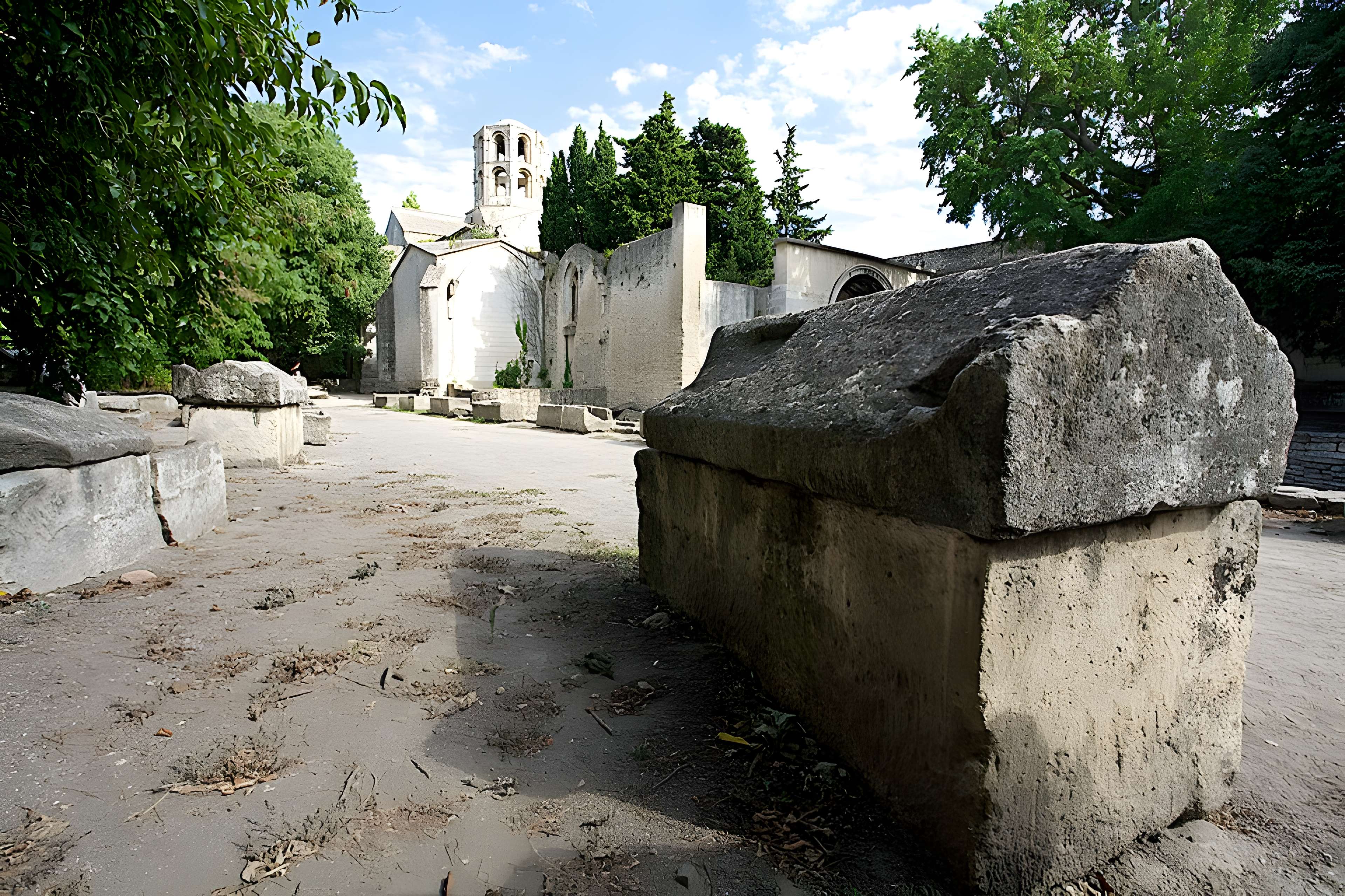 Nécropole des Alyscamps et Église Saint-Honorat à Arles