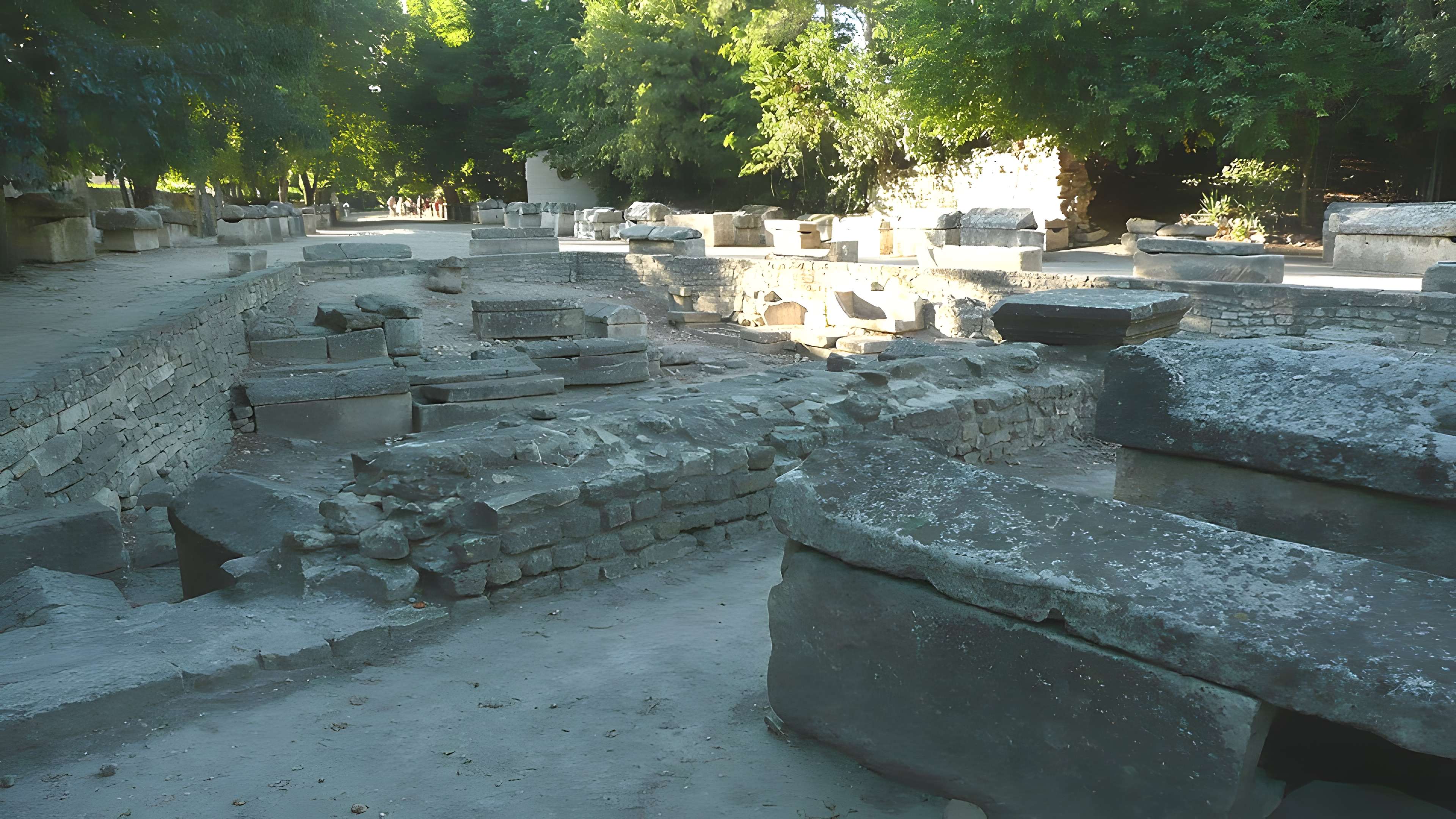 Nécropole des Alyscamps et Église Saint-Honorat à Arles