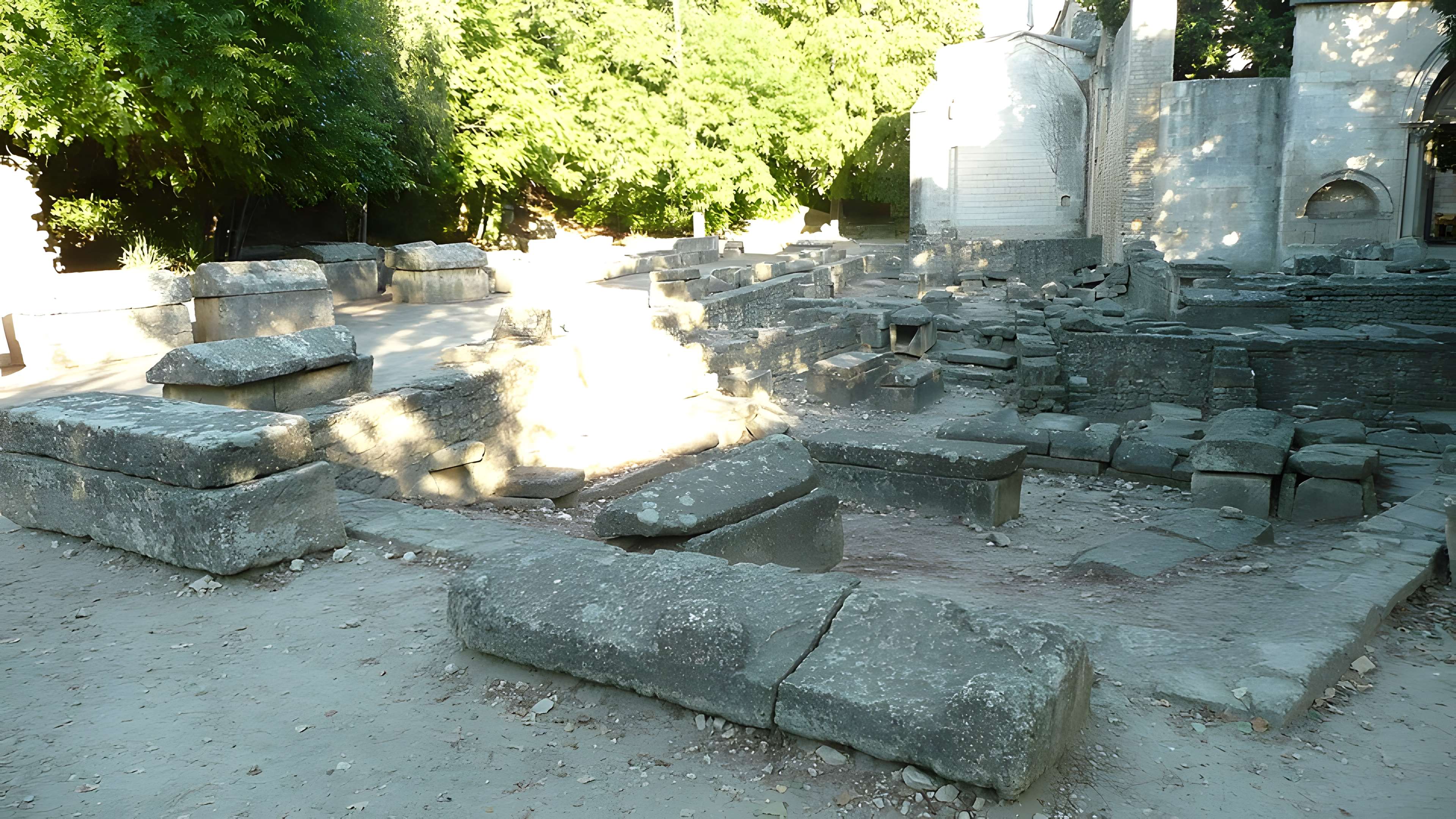 Nécropole des Alyscamps et Église Saint-Honorat à Arles