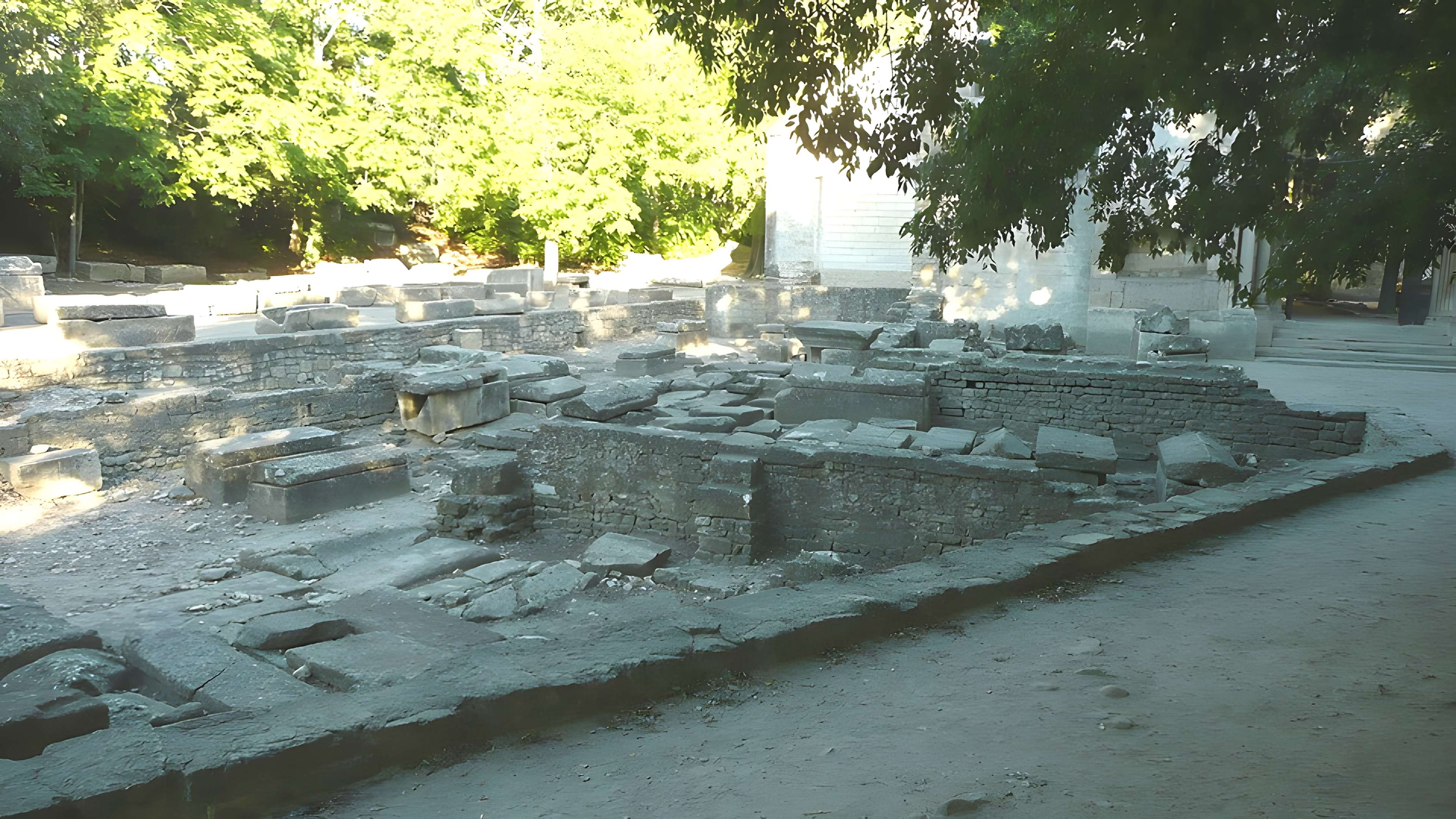 Nécropole des Alyscamps et Église Saint-Honorat à Arles