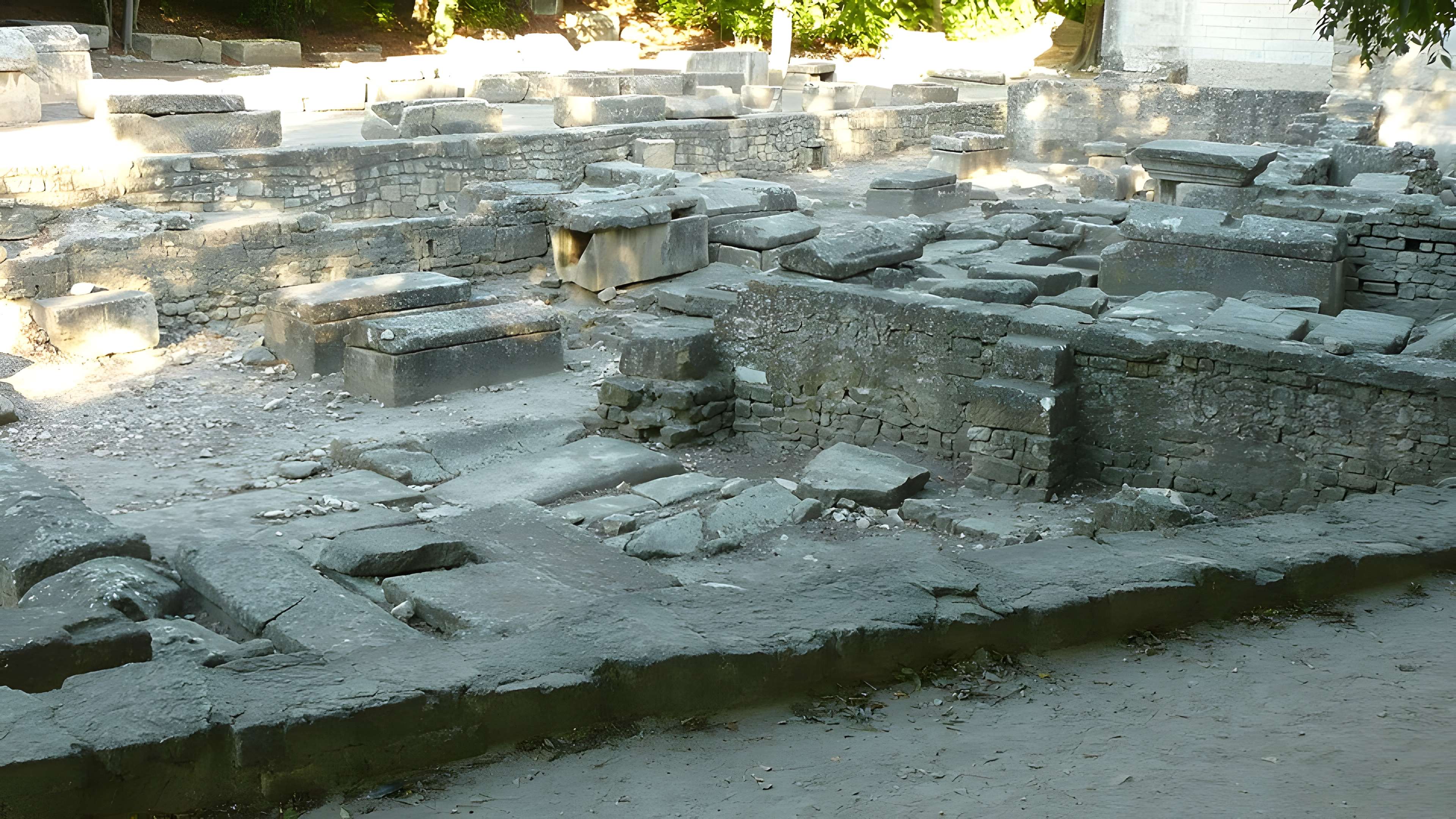 Nécropole des Alyscamps et Église Saint-Honorat à Arles