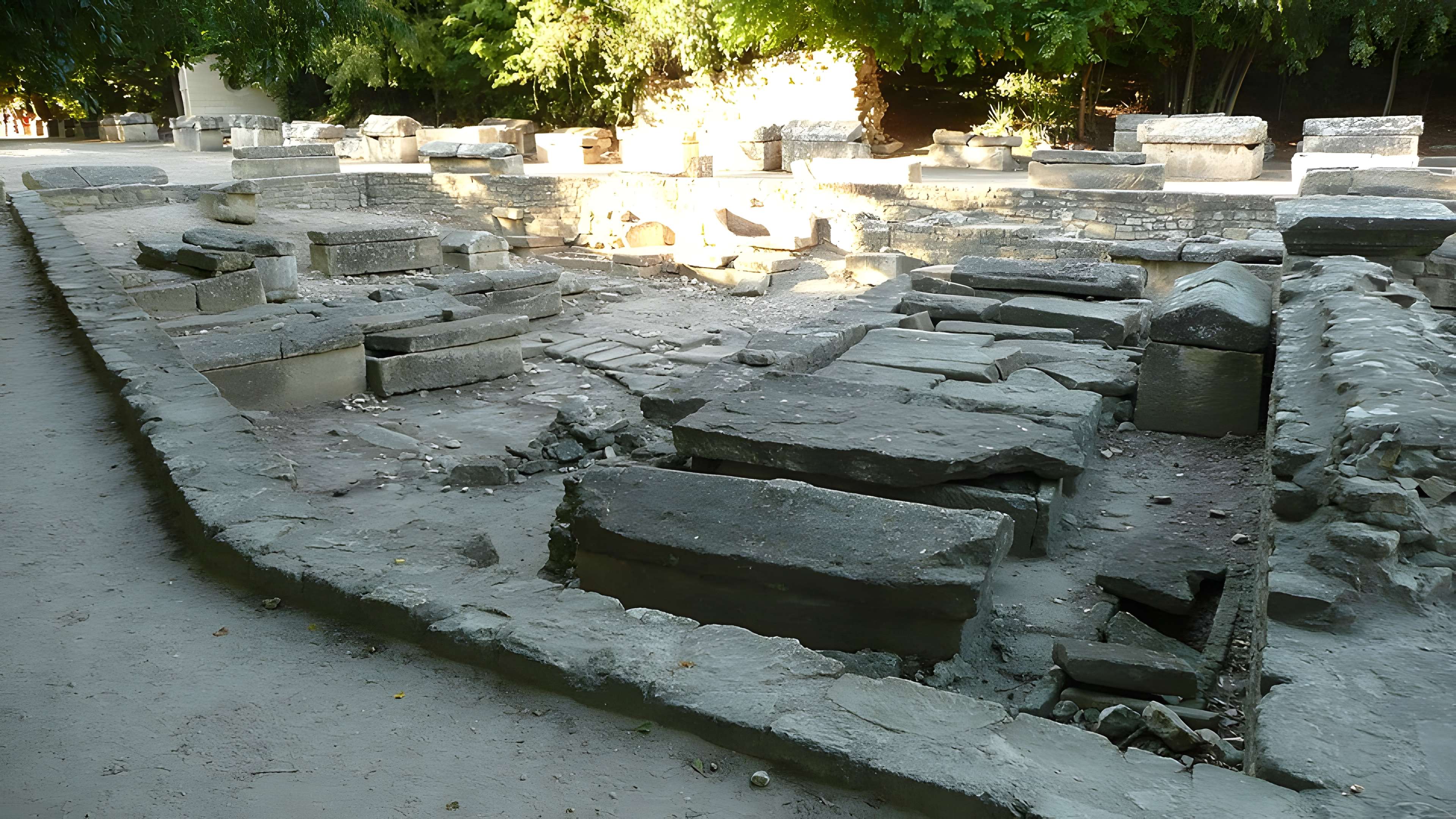 Nécropole des Alyscamps et Église Saint-Honorat à Arles