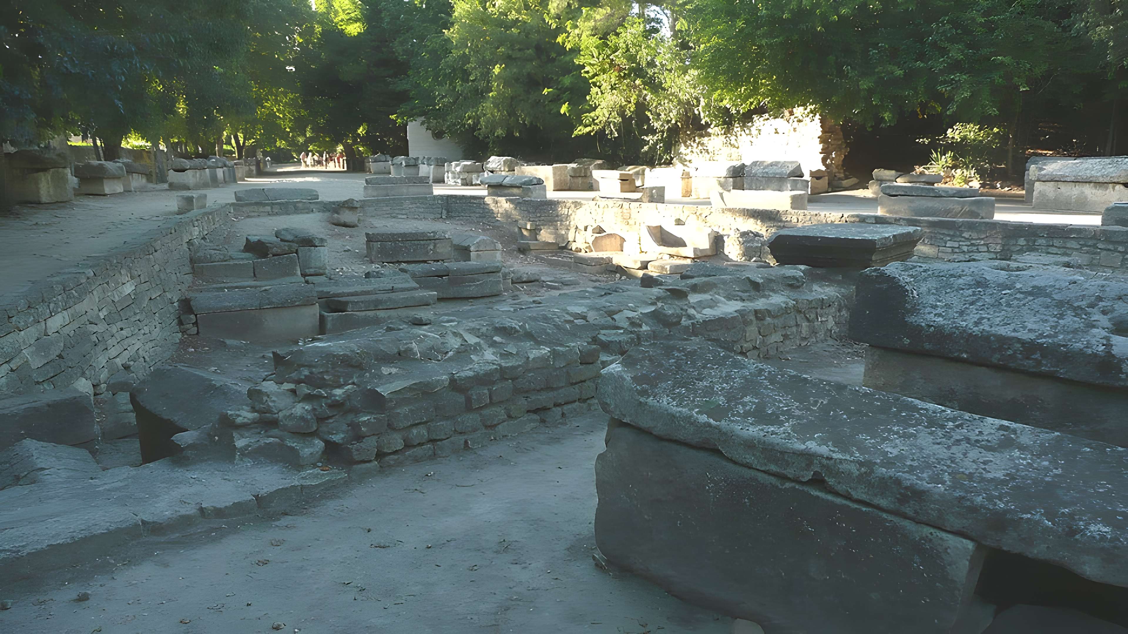 Nécropole des Alyscamps et Église Saint-Honorat à Arles