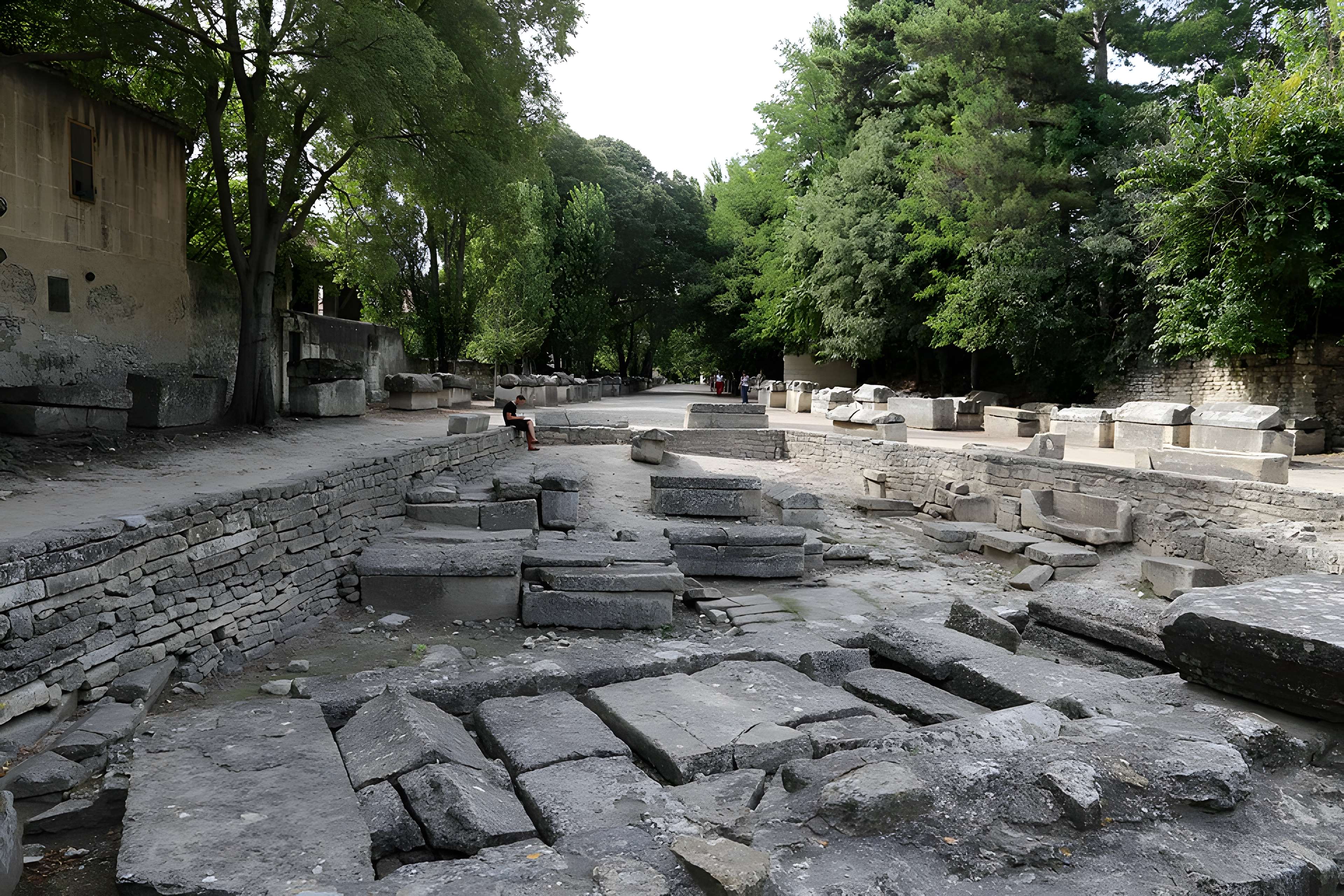 Nécropole des Alyscamps et Église Saint-Honorat à Arles