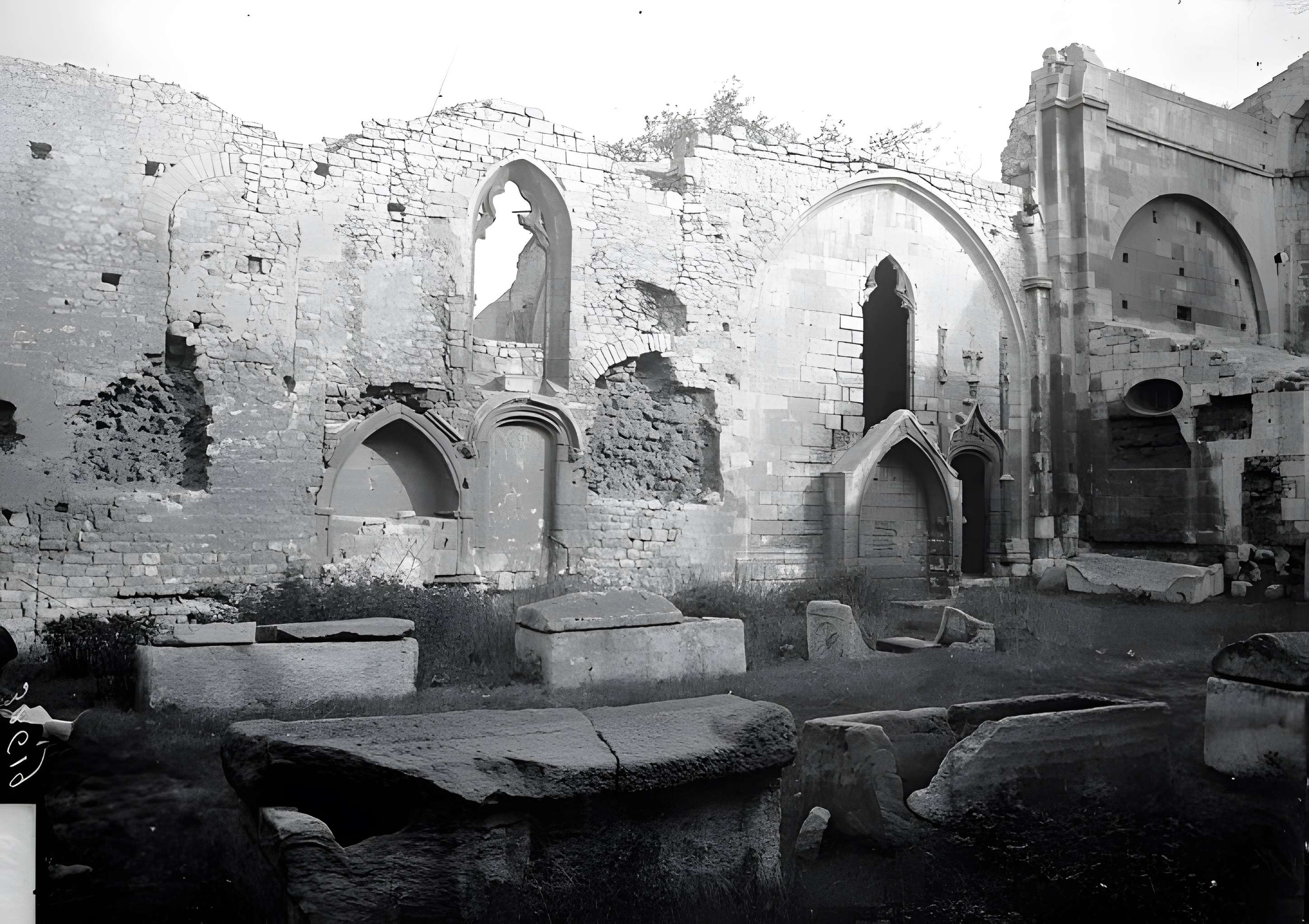 Nécropole des Alyscamps et Église Saint-Honorat à Arles