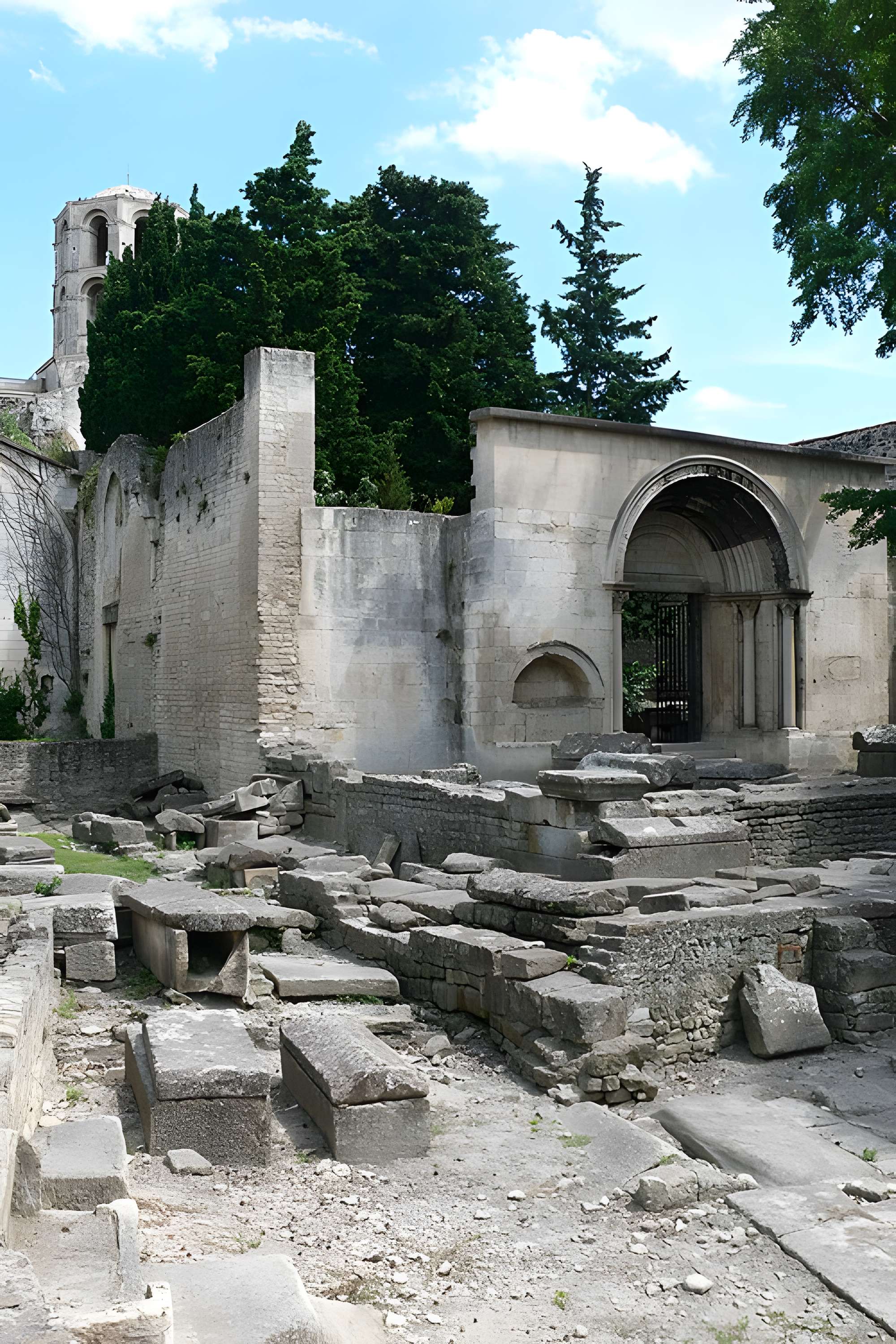 Nécropole des Alyscamps et Église Saint-Honorat à Arles